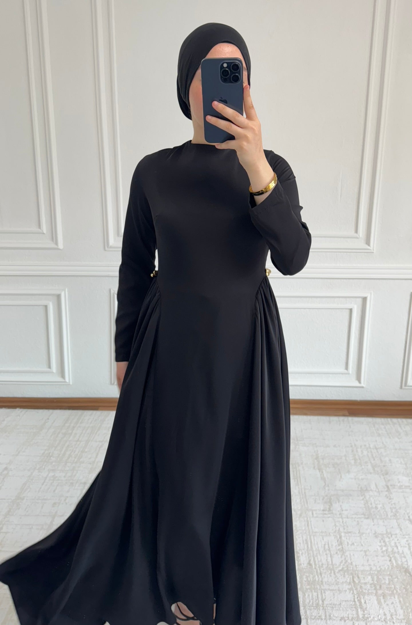 Amira - Maxikleid mit Gold Detail - Schwarz