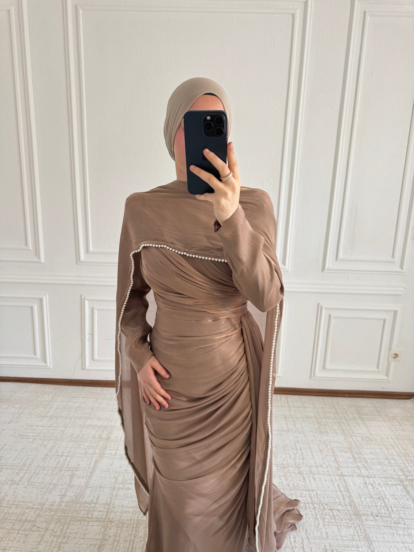 Sena-Dress mit abnehmbarer Schal