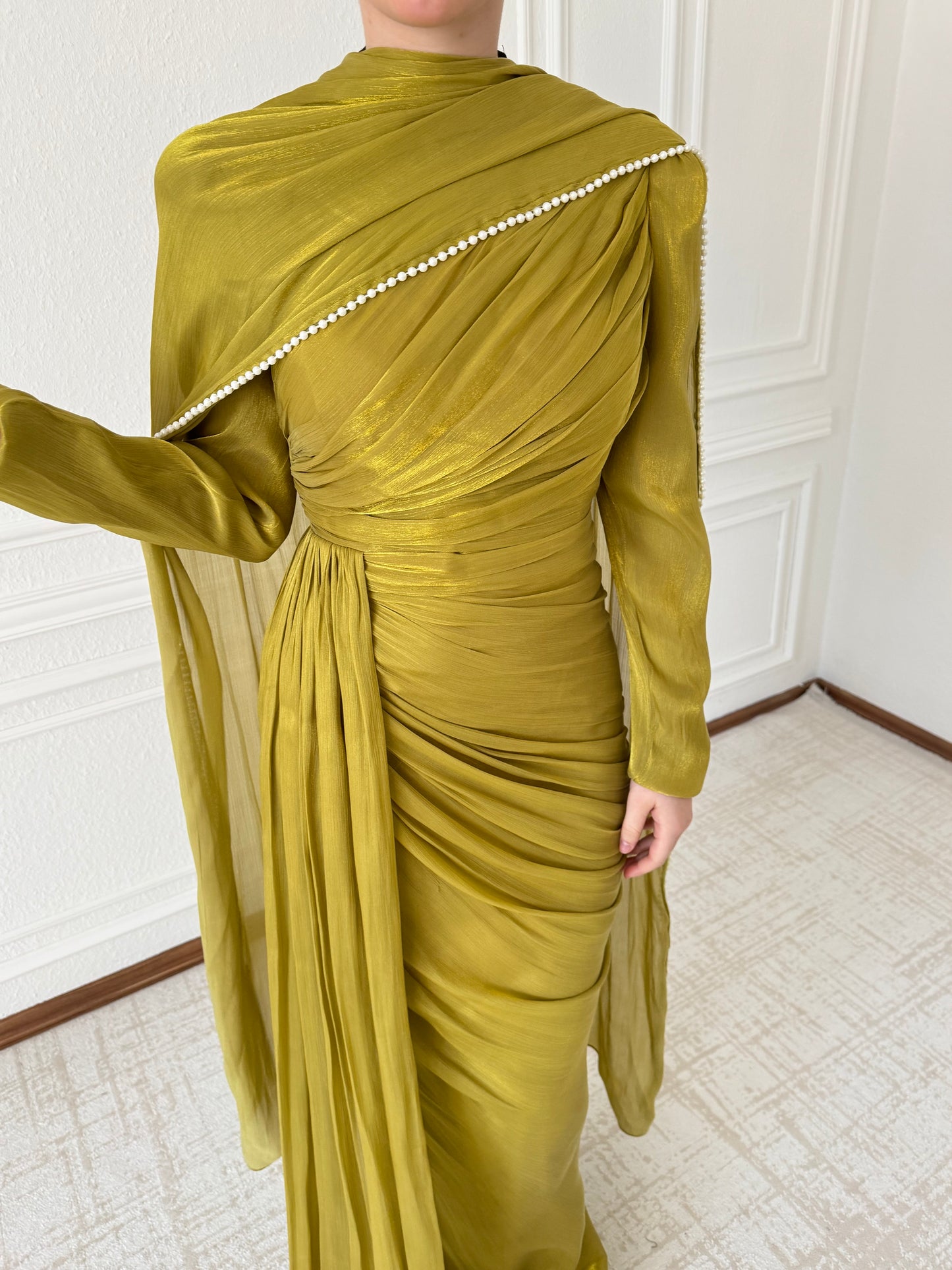 Sena Dress mit abnehmbarer Schal